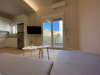 A Modern & Homely 1BR Apartment - Chios - 0