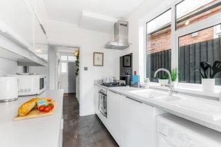 Silver Stag Properties, 3 Bed with TV's in Bedroom - Smisby - 2