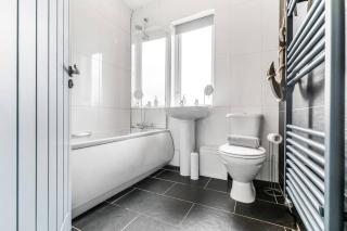 Silver Stag Properties, 3 Bed with TV's in Bedroom - Smisby - 1