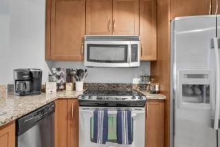 Stylish 1BR Condo Rooftop Pool Close to Beach - Boynton Beach - 4