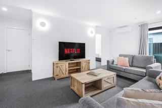 King Bed, Modern and Peaceful - By KOSH BNB - Hamilton - 3