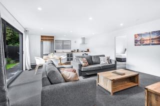 King Bed, Modern and Peaceful - By KOSH BNB - 4