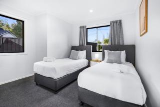 King Bed, Modern and Peaceful - By KOSH BNB - Hamilton - 6