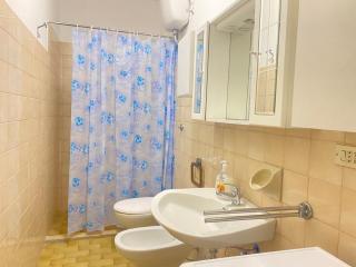 Quadrilocale doppi servizi, piano terra, giardino e posto auto wi-fi - 1