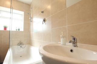 2-Bedroom, Free Parking, High Speed Wi-Fi, Swinton Manchester - Manchester - 4