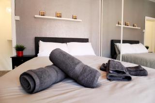 2-Bedroom, Free Parking, High Speed Wi-Fi, Swinton Manchester - Manchester - 3