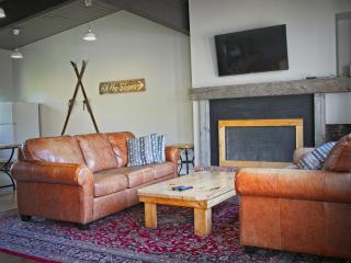 Gateside Chalets Expansive 6 Bedroom Hot Tub Near Village Blue Mountain - Blue Mountains - 0