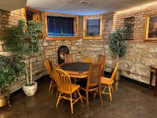 Inspiring Grotto Sleeps 10-20 Free TV & Parking - Chicago - 0