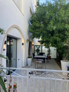 Luxueux Appartement 70m2-Rez de chaussée- pied dans l'eau-10 m de la Piscine collective- centre ville d'Hammamet,dans la partie residentielle de l'hôtel Dar Hayet-1 suite Parentale-1 chambre avec 1 grand lit double-Grande terrasse - 0