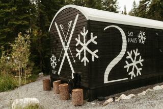 The Ski Haus A Montana Tiny Cabin Forest Retreat - Lakeside - 9