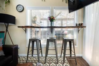 Rustic Escape Fireplace, BBQ Grill & Scenic Views - Woodland Park - 2