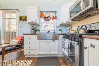 Rustic Escape Fireplace, BBQ Grill & Scenic Views - Woodland Park - 7