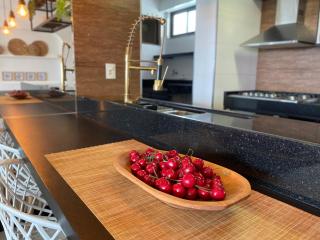 Luxor Double Aluguel por Temporada com Varanda Gourmet contendo churrasqueira e frigobar, Vista panorâmica da Ponta Verde! 2 quartos com split, 2 banheiros e uma banheira de hidromassagem na suíte do Apartamento! - Maceió - 1