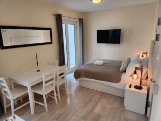 NEW with AC Central Suites with Pool access and Squash Courts! Sleeps Family or 4 guests - Gibraltar - 1