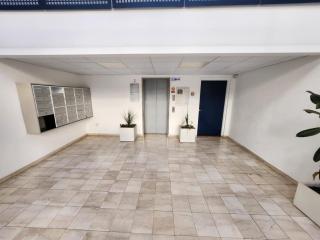 NEW with AC Central Suites with Pool access and Squash Courts! Sleeps Family or 4 guests - Gibraltar - 5
