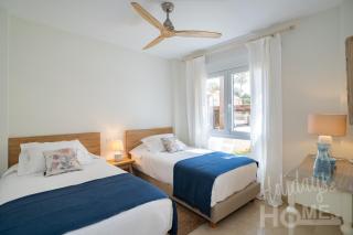 Holidays & Home Beachfront Neptuno III , sea views,and garden,Elviria - 5