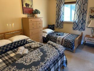 WOW!! Ultimate Pocono Retreat, Hot Tub, Game Room, Deck, Lakes, Skiing, Pools - Long Pond - 7