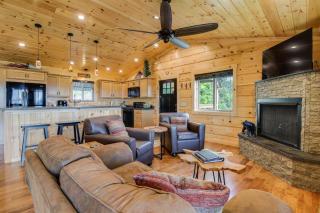 Gorgeous Gatlinburg Cabin Large Deck and Hot Tub! - 8