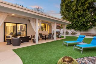 Perfectly Located Spacious Home With Heated Pool - Phoenix - 9