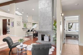 Perfectly Located Spacious Home With Heated Pool - Phoenix - 3
