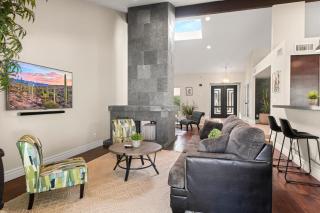 Perfectly Located Spacious Home With Heated Pool - Phoenix - 4