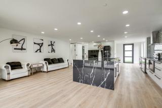 Lakefront Lynnwood Home with Balconies and Shared Dock - Lynnwood - 5