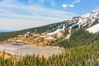Frosty Summit Condo at Mount Bachelor Village Resort with Pool and Hot Tub - Bend - 5