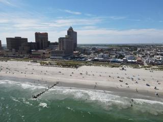9BR Beach Block House with 13 Beds in Central Atlantic City - 8
