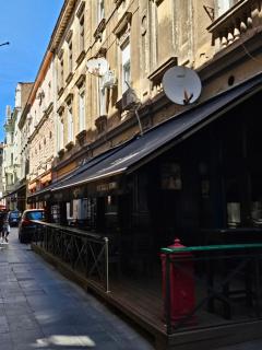 Leopold Chillout Hostel - 9