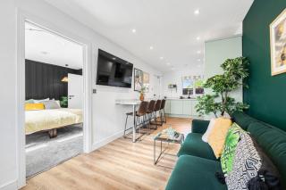 Quayside Escape-Ensuite Tranquil Room within an intimate shared home with Free Parking - Manchester - 0