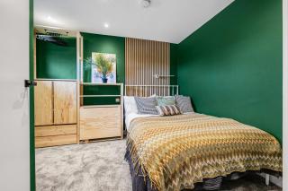 Double Room within intimate shared home, Tranquil Quayside Escape- Free Parking - 0