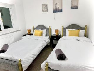 NEW Spacious 6 Guests House Sheffield WIFI Parking - 0