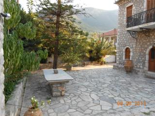 Stone House Foteini & Konstantinos quiet area, relaxation, beautiful garden - Leonidio - 7