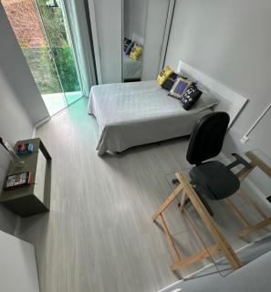 Quarto confortável com TV, AR e sacada vista jardim - Florianópolis - 0