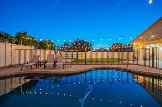 Sleeps 11 with pool and putting green - Glendale - 0