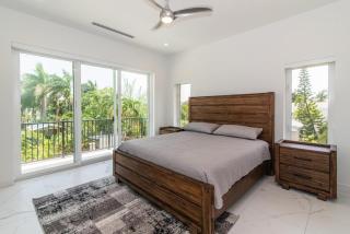 Luxurious 4 Bedroom Home on Seven Mile Corridor in the Heart of Cayman with a Private Pool - 2