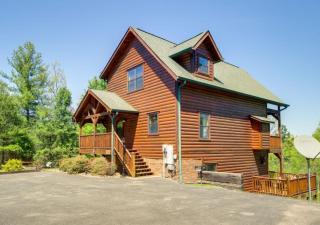 Fabulous Pet-Friendly, Family Cabin with Outdoor Kitchen, Hot Tub, Sauna, Fireplace, Theater Room, Arcade, Pool Table, and Fire Pit within minuties of Dollywood - Sevierville - 3