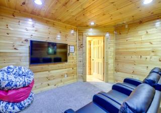 Fabulous Pet-Friendly, Family Cabin with Outdoor Kitchen, Hot Tub, Sauna, Fireplace, Theater Room, Arcade, Pool Table, and Fire Pit within minuties of Dollywood - 0