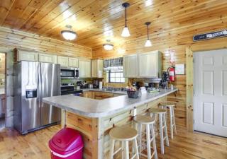 Fabulous Pet-Friendly, Family Cabin with Outdoor Kitchen, Hot Tub, Sauna, Fireplace, Theater Room, Arcade, Pool Table, and Fire Pit within minuties of Dollywood - 1