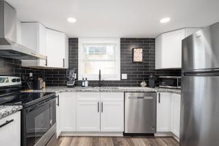 Chic 2-Bed Haven with Vibrant Décor in SE Atlanta - Atlanta - 1