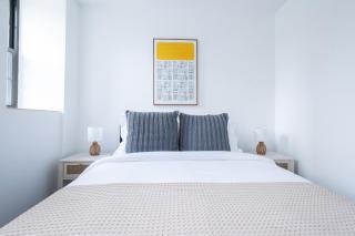 Modern 2 Bedroom Apartment Steps from Central Park! - New York - 1