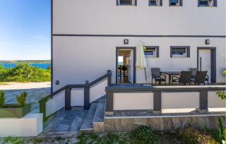 Stunning Apartment In Rtina With Wifi - Rtina - 2