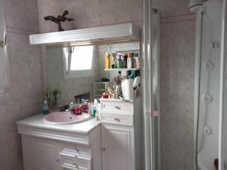 Chambre dans maison individuelle avec rez-de-chaussée partagé - cuisine, salle, salon et salle de bains - 2
