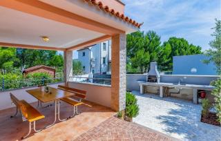 Gorgeous Home In Liznjan With Kitchen - Ližnjan - 3