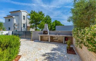 Gorgeous Home In Liznjan With Kitchen - 2