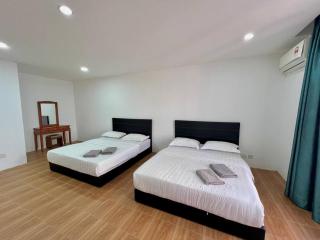 PENTHOUSE MARINA COURT VACATION HOME 5 BEDROOMS KOTA KINABALU 15pax - 2
