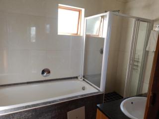 Aloha Lodge 2 Bedroom Apartment near Menlyn Sleeps 4 - 4
