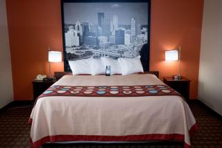 Super 8 by Wyndham Altoona - Altoona - 2