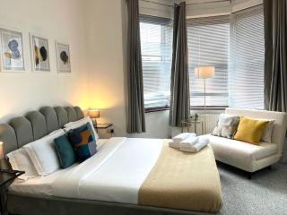 Ground Floor En-Suite Room with a Private Kitchen and Parking in a 5-Bedroom House at Hanwell - Hanwell - 9