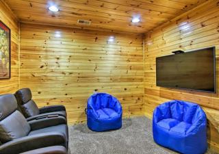 Fabulous Pet-Friendly, Family Cabin with Outdoor Kitchen, Hot Tub, Sauna, Fireplace, Theater Room, Arcade, Pool Table, and Fire Pit within minuties of Dollywood - 1